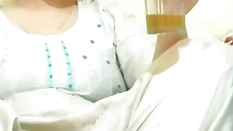 Drink kraane k baad bhai ki girlfriend ko apne bedroom mai le jaa kr chut chudai Kiya Hindi audio.