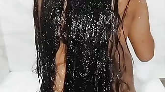 Meri stepsister  washroom me shower k nechy nahaty hauy